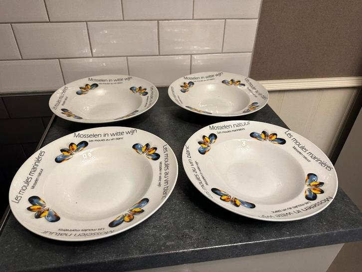 Set van 4 diepe mosselborden, Huis en Inrichting, Keuken | Servies, Zo goed als nieuw, Bord(en), Keramiek, Ophalen