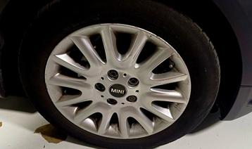 Mini-velgen en -banden beschikbaar voor biedingen