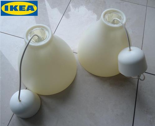 Te koop twee Melodi hanglampen van Ikea (hoogte: 26 cm)., Maison & Meubles, Lampes | Suspensions, Comme neuf, Moins de 50 cm, Synthétique