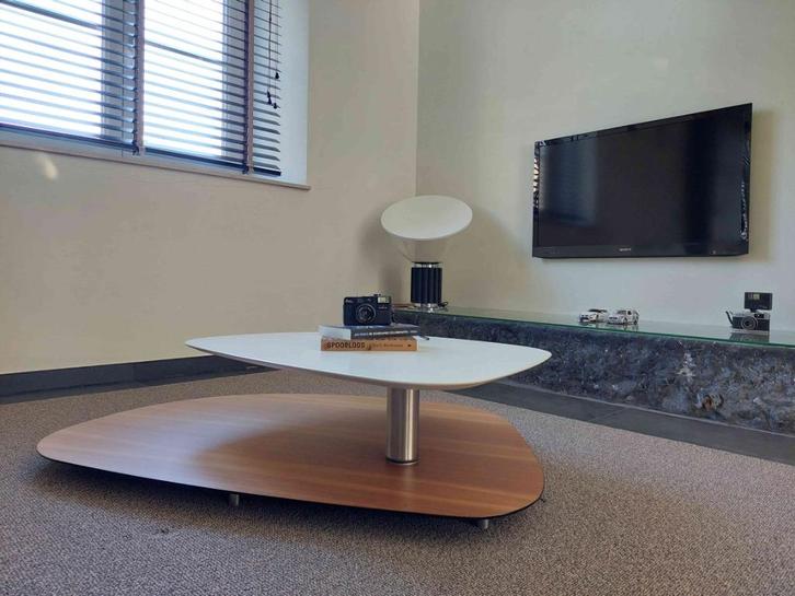 Hippe, moderne Italiaanse salontafel, walnoot., Huis en Inrichting, Tafels | Salontafels, Zo goed als nieuw, Minder dan 50 cm