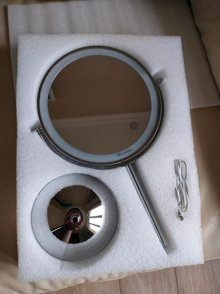 Miroir + miroir grossissant 5x avec éclairage, Bijoux, Sacs & Beauté, Beauté | Cosmétiques & Maquillage, Utilisé, Tout le visage