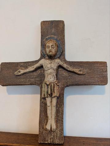 Oud groot gesigneerd aardewerk beeld Jezus aan het kruis. beschikbaar voor biedingen