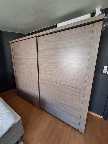 Meubels slaapkamer: kleerkast, commode en 2 nachtkastjes beschikbaar voor biedingen