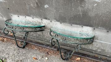 Duo smeedijzeren consoles met een glazen blad. beschikbaar voor biedingen