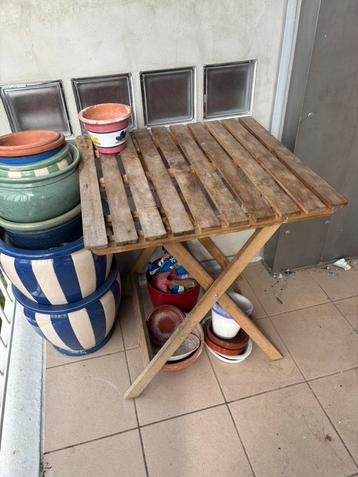 Vierkante houten tuintafel beschikbaar voor biedingen