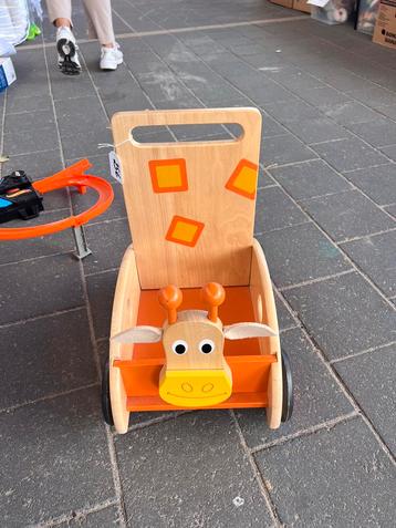 Loopwagen in hout beschikbaar voor biedingen