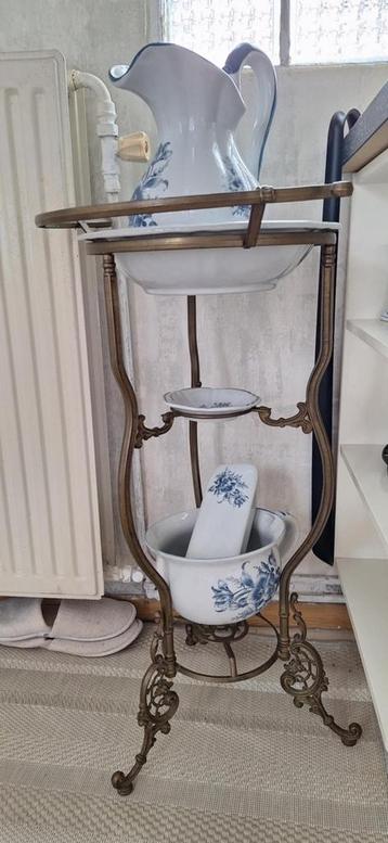 Antieke wastafelkast en accessoires beschikbaar voor biedingen