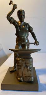 Figurine / Statue d'un forgeron qui forge une pièce en laito, Cuivre