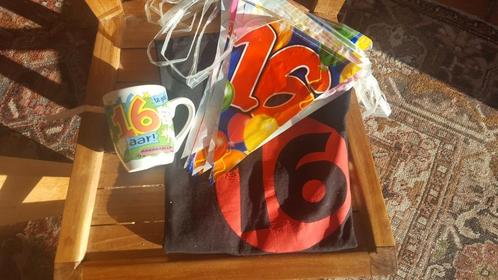Sweet 16 setje : T-shirt, drinktas en vlaggetjes, Hobby en Vrije tijd, Feestartikelen, Gebruikt, Ophalen of Verzenden