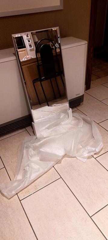 SPIEGEL MET GESLEPEN RAND beschikbaar voor biedingen