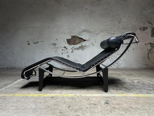 Cassina LC4 Chaise Longue zwart leer, Huis en Inrichting, Zetels | Zetels en Chaises Longues, Nieuw, Eenpersoons, 150 tot 200 cm