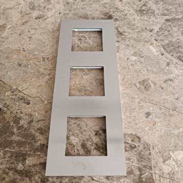 Niko Home Control Plaque de recouvrement horizontale triple beschikbaar voor biedingen