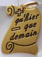 Pendentif parchemin or 18K AUGIS + qu'hier - que demain NEUF, Overige voorstellingen, Nieuw, Ophalen of Verzenden, Goud