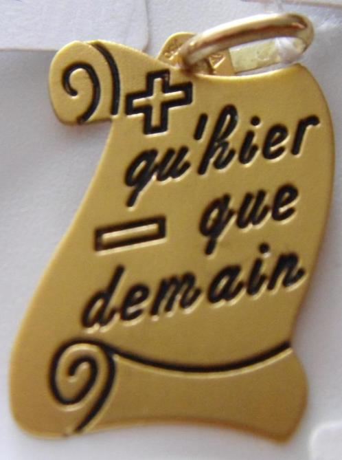 Pendentif parchemin or 18K AUGIS + qu'hier - que demain NEUF, Handtassen en Accessoires, Kettinghangers, Nieuw, Goud, Goud, Overige voorstellingen