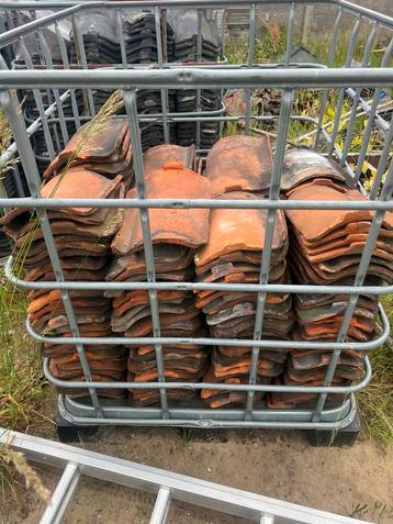 Oude boomse dakpannen beschikbaar voor biedingen