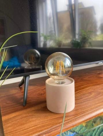 leuke roze lamp beschikbaar voor biedingen