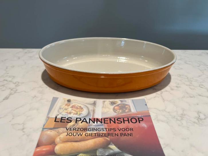 Coudances / Le Creuset ovenschaal 26 cm in nieuwstaat, Huis en Inrichting, Keuken | Potten en Pannen, Zo goed als nieuw, Overige typen