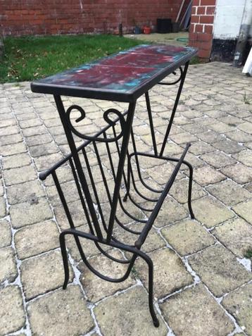vintage krantenmandje/bijzettafel Juliette Belarti stijl beschikbaar voor biedingen