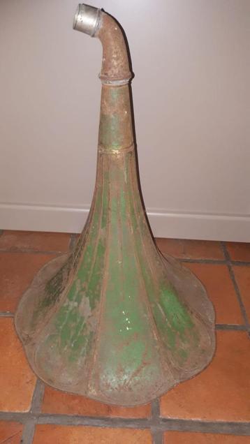 Antieke groene trechter grammofoon hoorn flowerhead