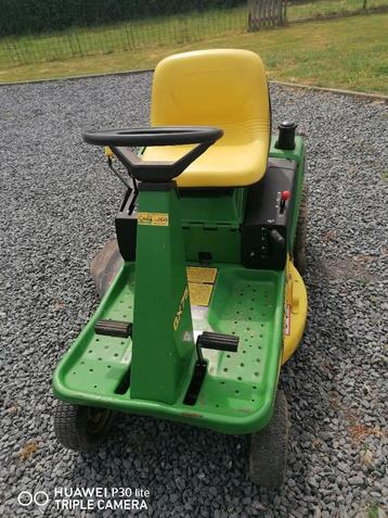 John Deere GX 75 gazontractor met zijuitworp  beschikbaar voor biedingen