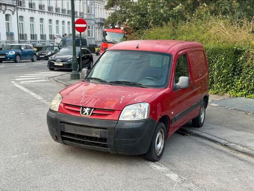 Peugeot partner utilitaire 1.9diesel 232.000km / 12-2005, Autos, Camionnettes & Utilitaires, Entreprise, Achat, ABS, Airbags, Jantes en alliage léger