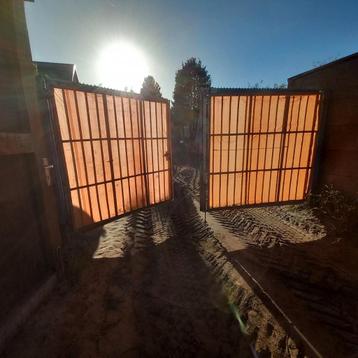 stevige poort  beschikbaar voor biedingen