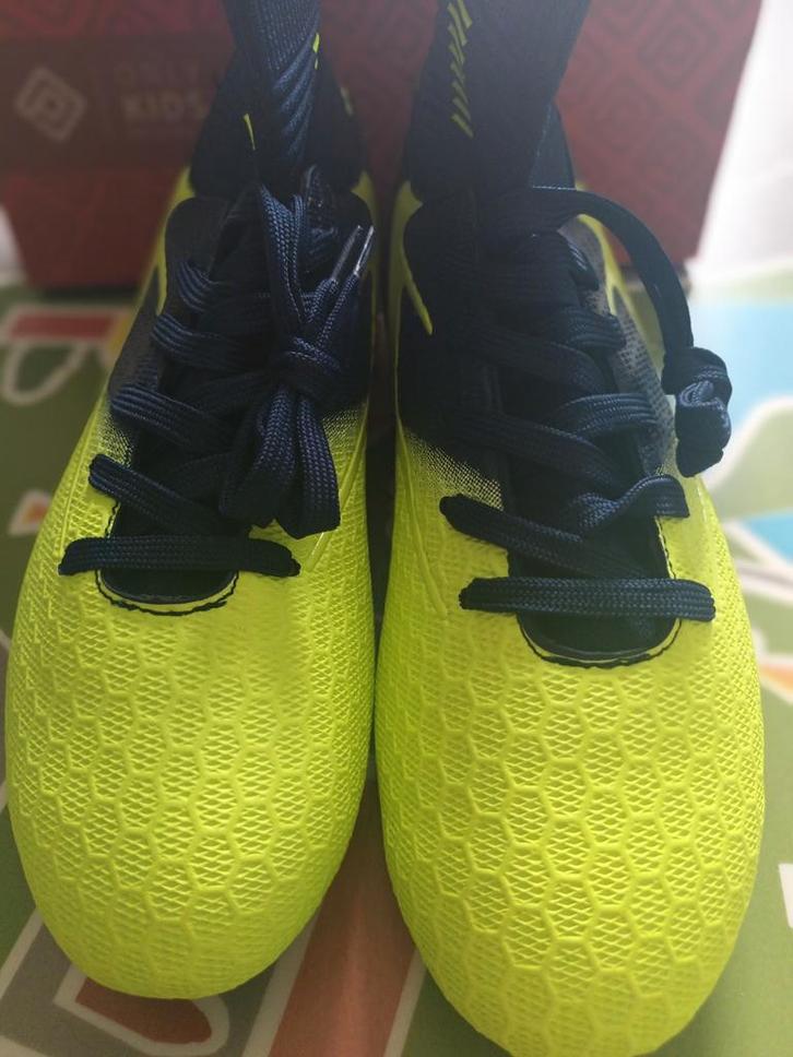 Schoenen met schoenplaatjes van negen voet, maat 39, Sport en Fitness, Voetbal, Nieuw, Schoenen, Ophalen of Verzenden