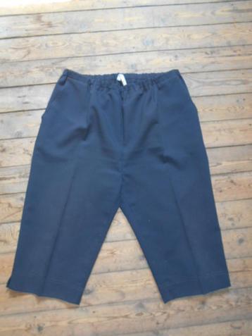 Pantalon 3/4 bleu foncé/Taille 52 disponible aux enchères