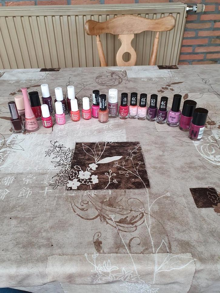 Nagellak 21 potjes of per stuk te koop, Bijoux, Sacs & Beauté, Beauté | Cosmétiques & Maquillage, Enlèvement ou Envoi