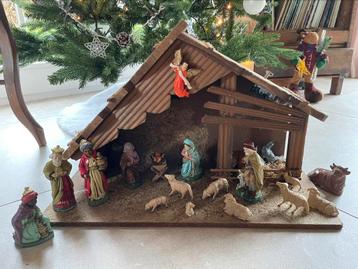 Houten kerststal met figuurtjes  beschikbaar voor biedingen
