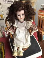 Oude popje gezichtje, handen , been en voetjes is steen, Enlèvement