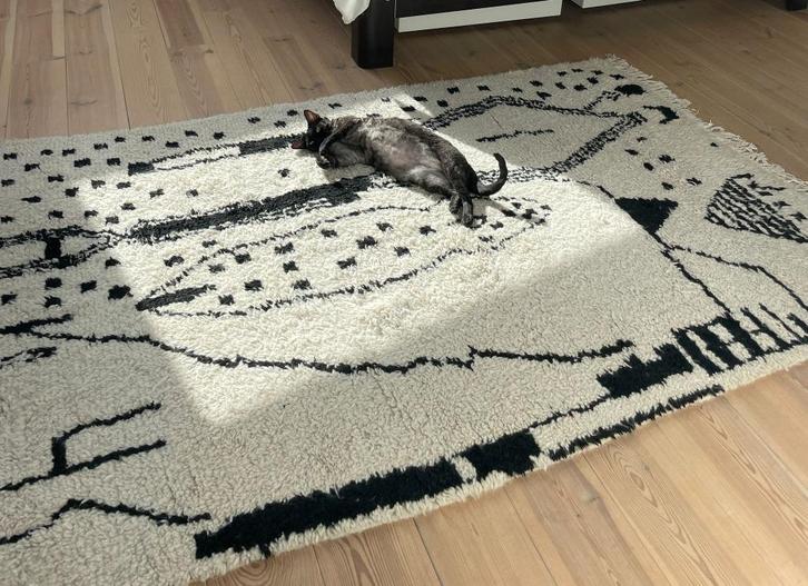 Playful beige & black graphic tapijt, Huis en Inrichting, Stoffering | Tapijten en Vloerkleden, Gebruikt, 50 tot 100 cm, 150 tot 200 cm