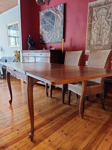 Antieke eettafel beschikbaar voor biedingen