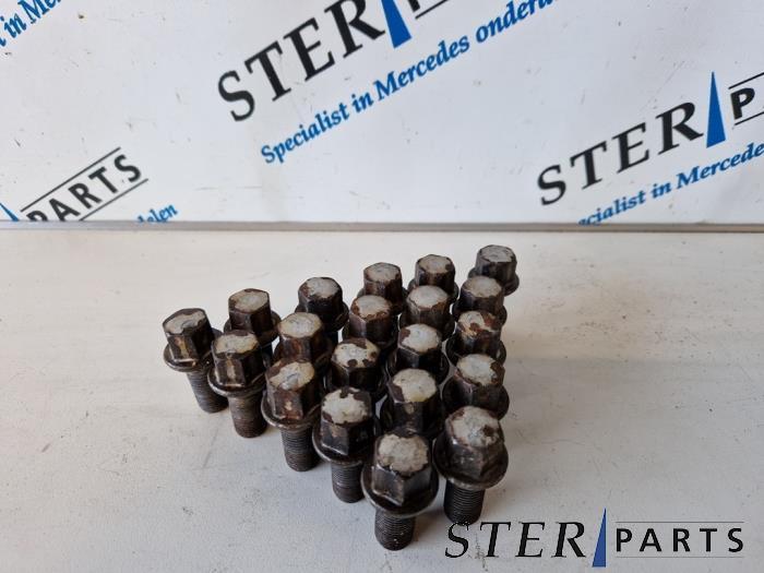 Kit boulons de roue d'un Mercedes C-Klasse, Autos : Pièces & Accessoires, Freins & Transmission, Mercedes-Benz, Utilisé, 3 mois de garantie