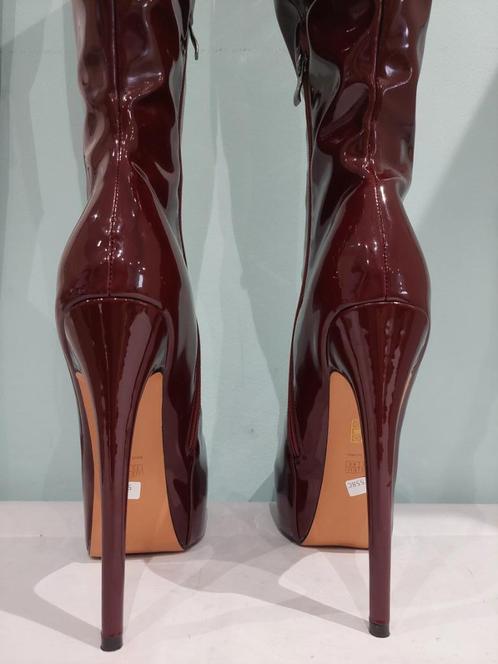 558C - sexy bordeauxrode lakhoge hakken (44), Kleding | Dames, Schoenen, Nieuw, Hoge laarzen, Overige kleuren, Verzenden