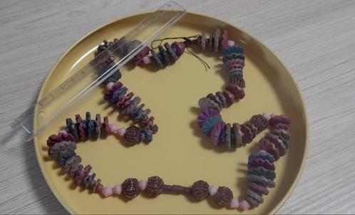 Collier fantaisie imitation pétales de fleurs coloris divers, Handtassen en Accessoires, Kettingen, Gebruikt, Overige materialen