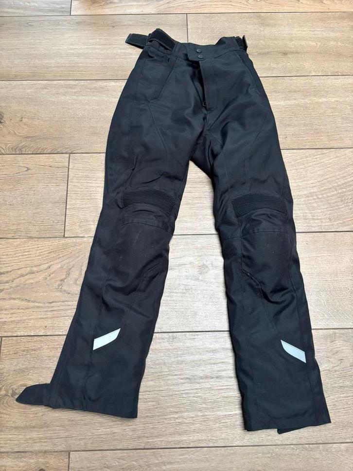 Zwarte motorjas met fluogele stormkraag en motorbroek, Motoren, Kleding | Motorkleding, Dames, Tweedehands, Ophalen