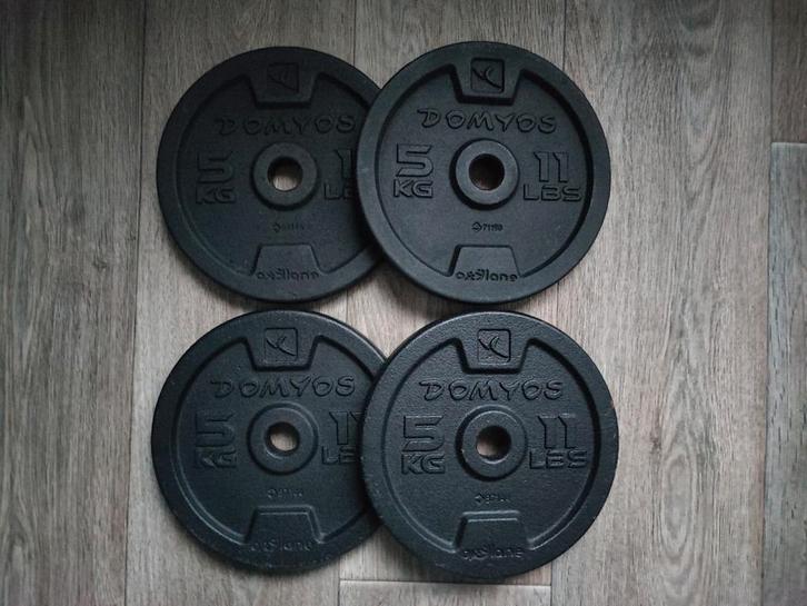 4 x 5kg Domyos halterschijven 2,8cm. (20kg) (Goede staat!), Sport en Fitness, Fitnessmaterialen, Zo goed als nieuw, Halterschijven