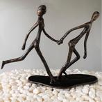 Beeld: - Hardlopers hand in hand - Ik neem je mee