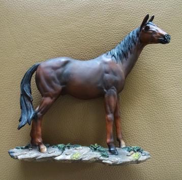 Superbe cheval. 31 cm de haut, 35 cm de long. Pèse 1,2 kg