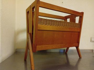 Vintage opbergdoos of krantenhouder  beschikbaar voor biedingen