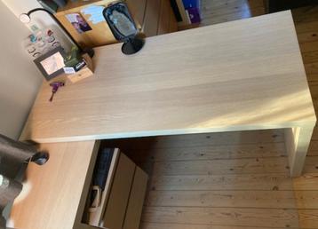 Bureau met uittrekbaar blad beschikbaar voor biedingen