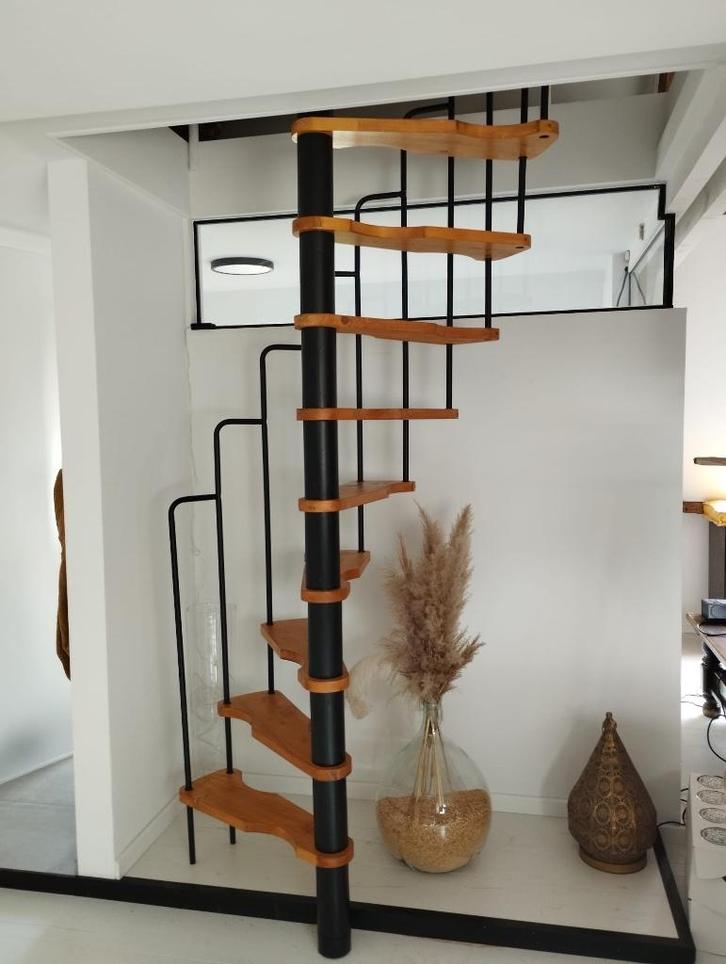 Wenteltrap (ruimtebesparend), Doe-het-zelf en Bouw, Ladders en Trappen, Zo goed als nieuw, Trap, 2 tot 4 meter, Ophalen