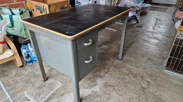 bureau métallique   beschikbaar voor biedingen