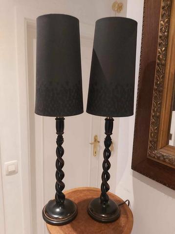 Set van twee elegante tafellampen in zwart gedraaid hout. Va beschikbaar voor biedingen