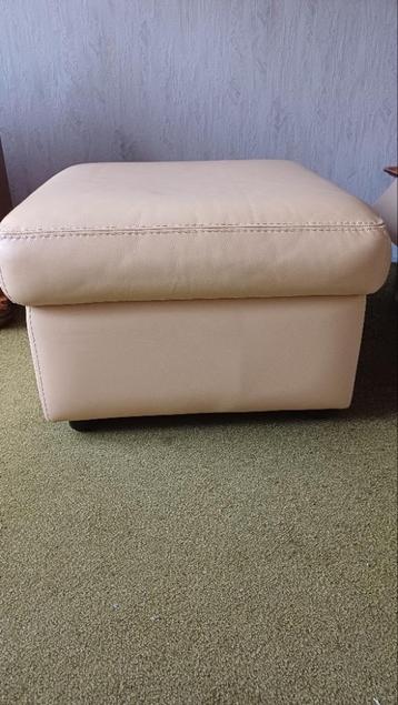 lederen poef beschikbaar voor biedingen