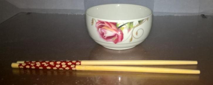 twee chinese eet kommetjes met bijhorende stokjes en doos, Huis en Inrichting, Keuken | Servies, Zo goed als nieuw, Overige typen