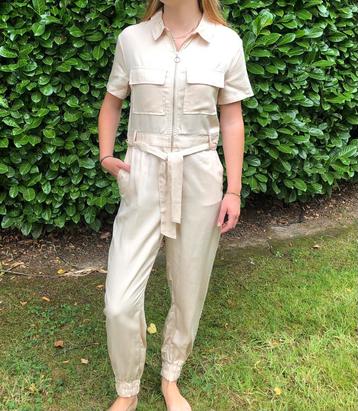 Jumpsuit beschikbaar voor biedingen
