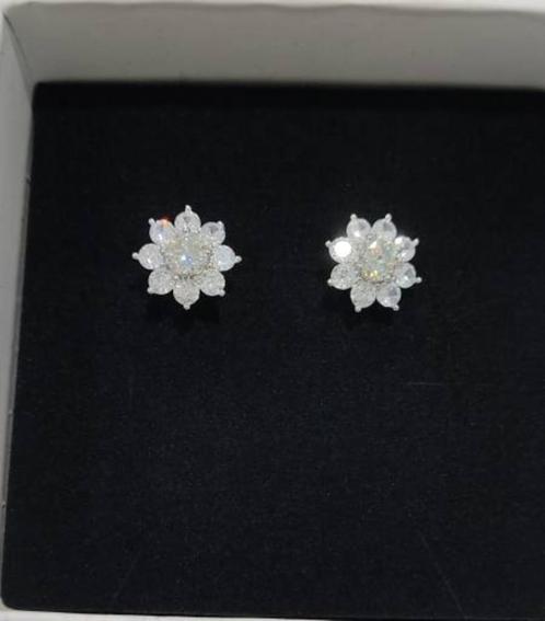 Nieuwe oorstekers 1 krt.,diamanttest positief!, Handtassen en Accessoires, Oorbellen, Nieuw, Knopjes of Stekers, Wit, Met edelsteen