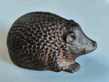 Kleine gietijzeren egel beschikbaar voor biedingen